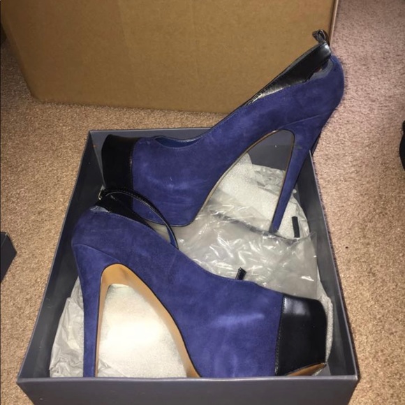 Halston heels - Picture 1 of 1